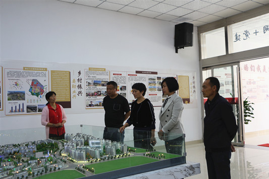 观摩邹里社区建设沙盘_副本.jpg