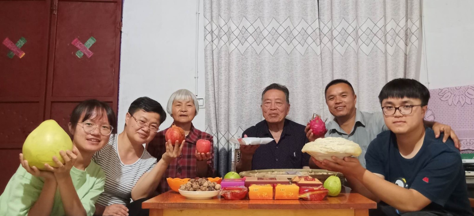 张加梅幸福一家.jpg